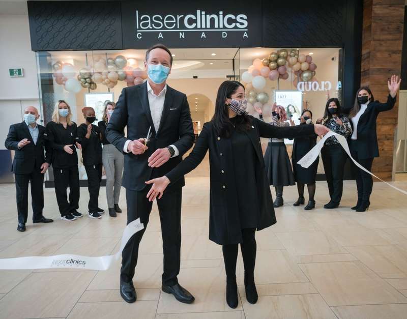 Laser Clinics Canada, the world’s largest global cosmetic clinics company, celebrates the opening of its first Canadian location in the Greater Toronto Area, Friday, February 4, 2022. Flor Arevalo (R), manager of the Hillcrest Mall clinic in Richmond Hill, joins George Jeffrey, Managing Director of Laser Clinics Canada, in the ribbon cutting and to welcome the clinic’s first customers as their team looks on with joy. (CNW Group/Laser Clinics Canada)